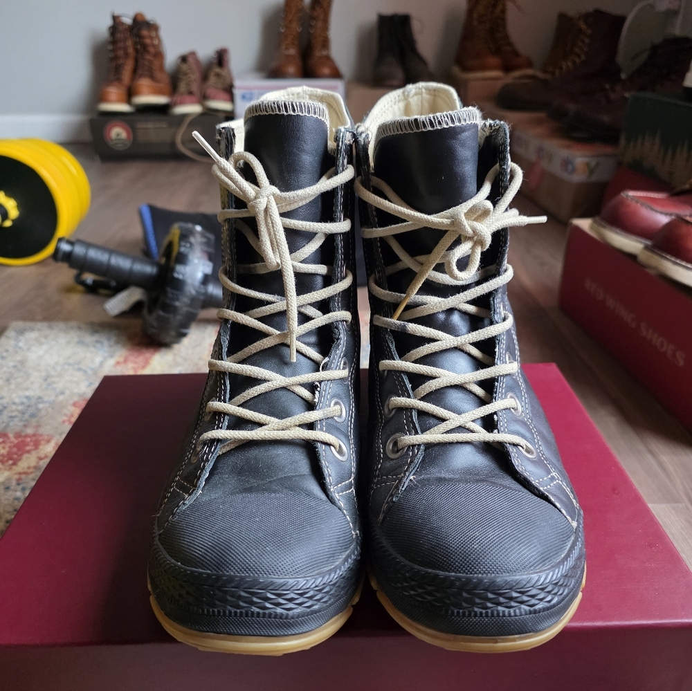 Converse all star boots size 8(rare item)